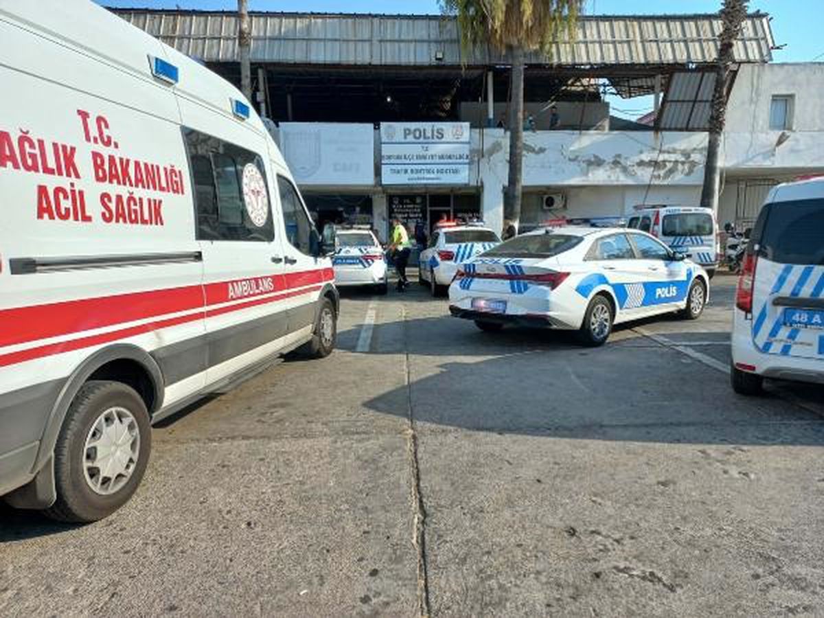 Bodrum'da minibüs kavgası: Trafik polisi bıçaklandı