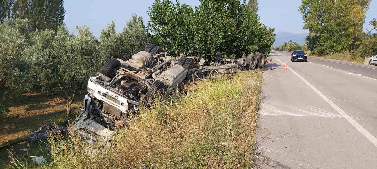 Bursa'da Saç Yüklü Tır Takla Attı