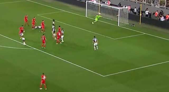 Sen ne yaptın Oosterwolde! Metrelerce uzaklıktan kafayla ağları buldu