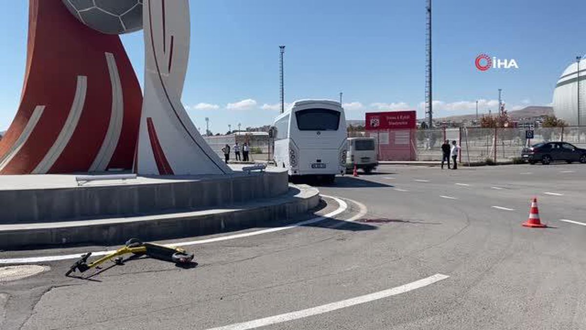 Sivas'ta Scooter'lu Çocuk ile Minibüs Çarpışması: 1 Ölü