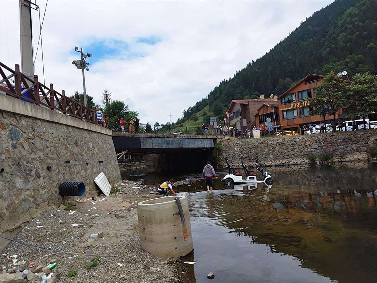 Trabzon'da Elektrikli Golf Aracı Göle Yuvarlandı: 2 Turist Yaralandı