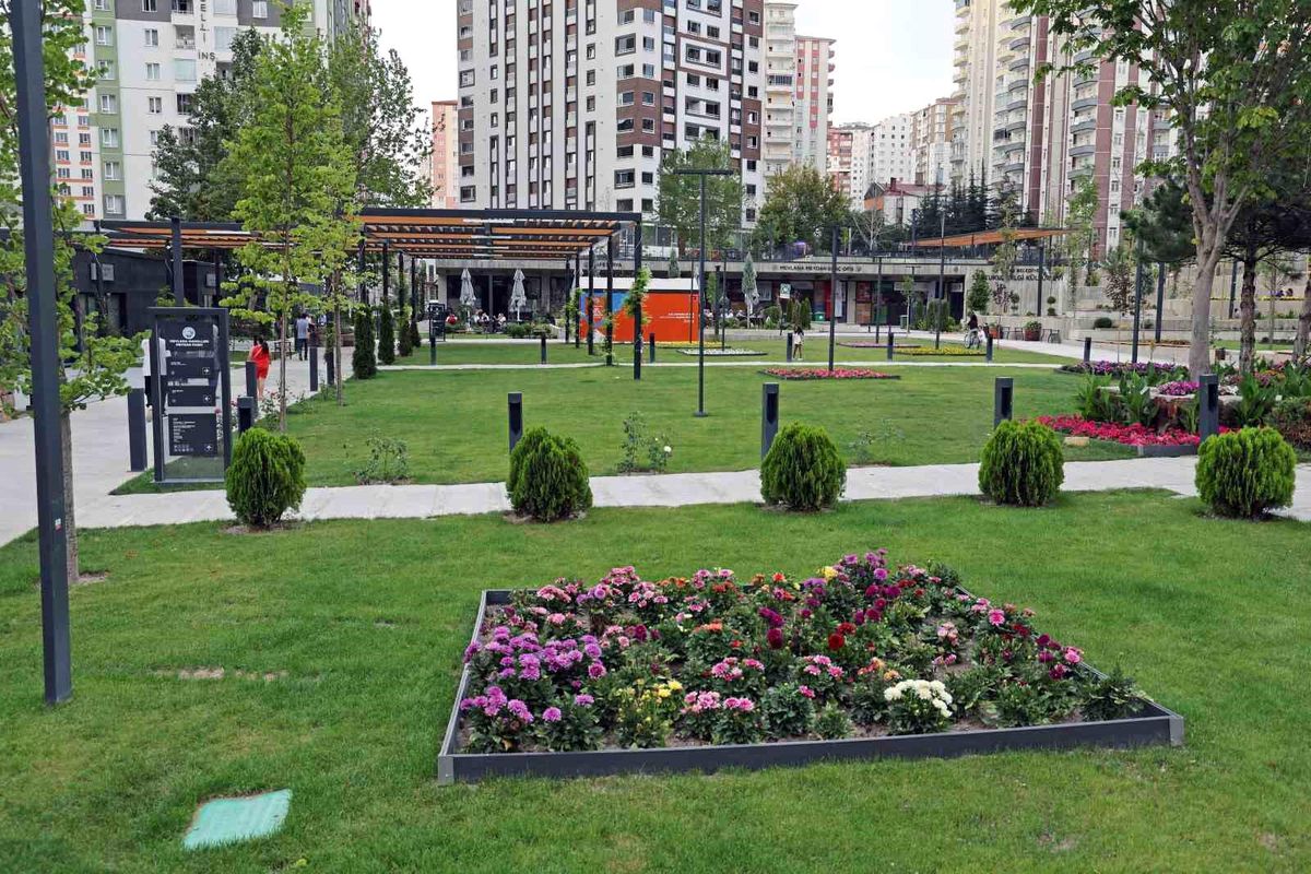 Talas Belediyesi tarafından yapılan Mevlana Mahalle Meydanı büyük beğeni topladı