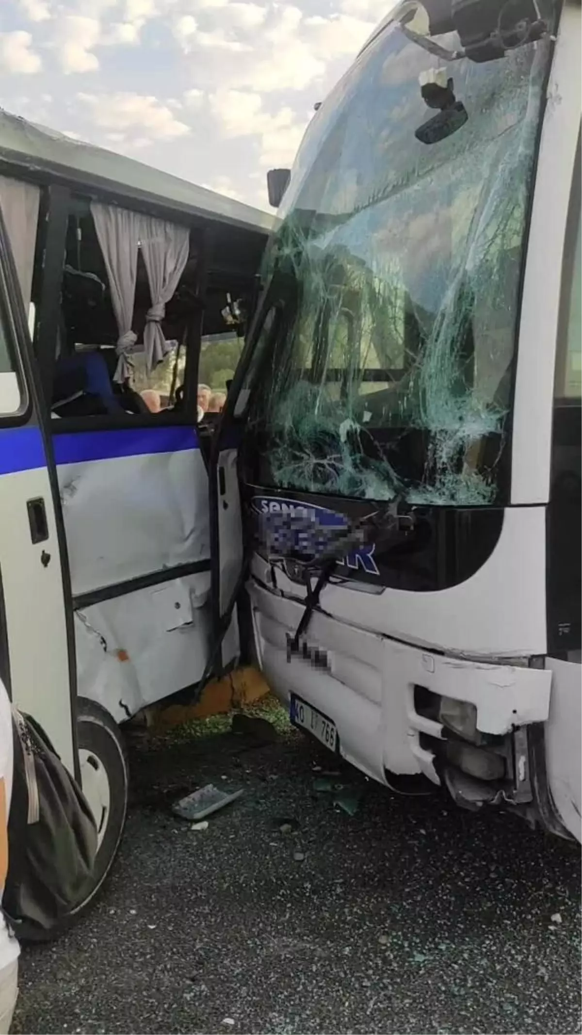 Salihli'de otobüs ile midibüs çarpıştı: 11 yaralı