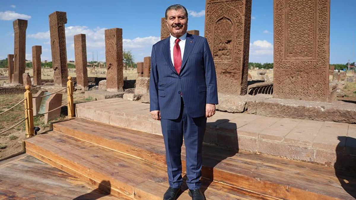 Ahlat Selçuklu Mezarlığı'nı ziyaret eden Bakan Koca'nın gururlu pozu