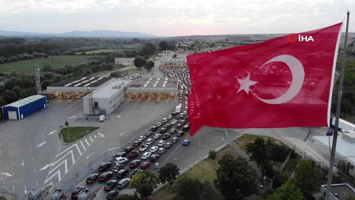 Gurbetçiler Sınır Kapılarında Uzun Araç Kuyrukları Oluşturdu