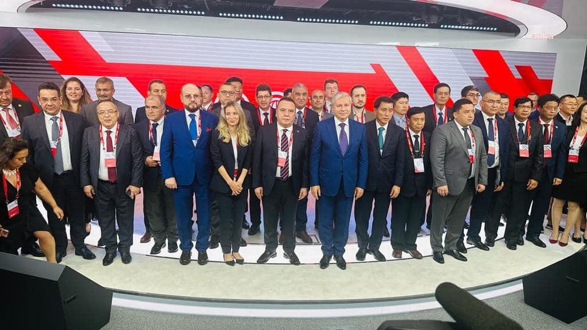 Antalya Büyükşehir Belediye Başkanı Muhittin Böcek, Moskova'da Uluslararası Ulaşım Zirvesi'ne katıldı