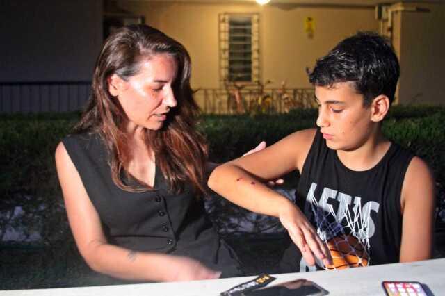 Dershaneye giden 12 yaşındaki çocuk, başıboş gezen 5 köpeğin saldırısına uğradı