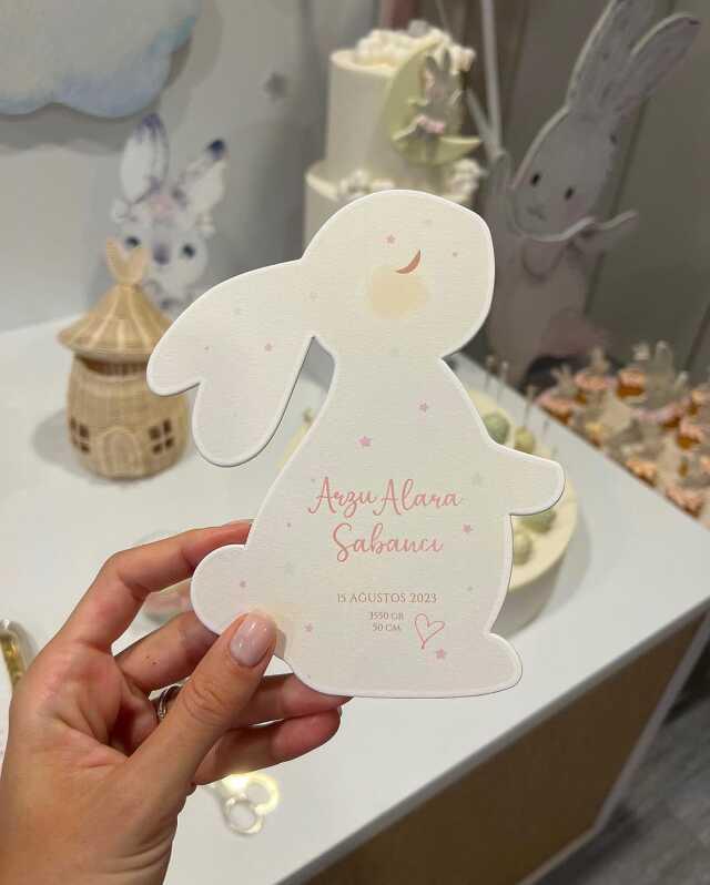 Hacı Sabancı'nın eşi Nazlı Sabancı, bebeğiyle ilk aile pozunu paylaştı Hacı Sabancı'nın eşi Nazlı Sabancı, bebeğiyle ilk aile pozunu paylaştı