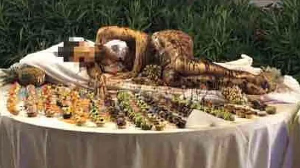 İtalya'da bir otel, bikinili kadını çikolatayla kaplayıp ikram standında müşterilere sundu