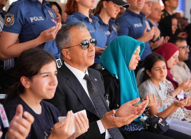 Kağıthane'de uyuşturucu operasyonunda şehit olan polis memuru son yolculuğuna uğurlandı Kağıthane'de uyuşturucu operasyonunda şehit olan polis memuru son yolculuğuna uğurlandı