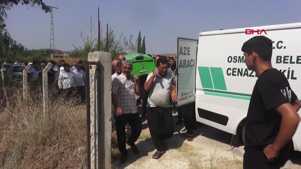 Osmaniye'de Ambulansla Çarpışan Otomobilde Hayatını Kaybeden Aile Yan Yana Toprağa Verildi
