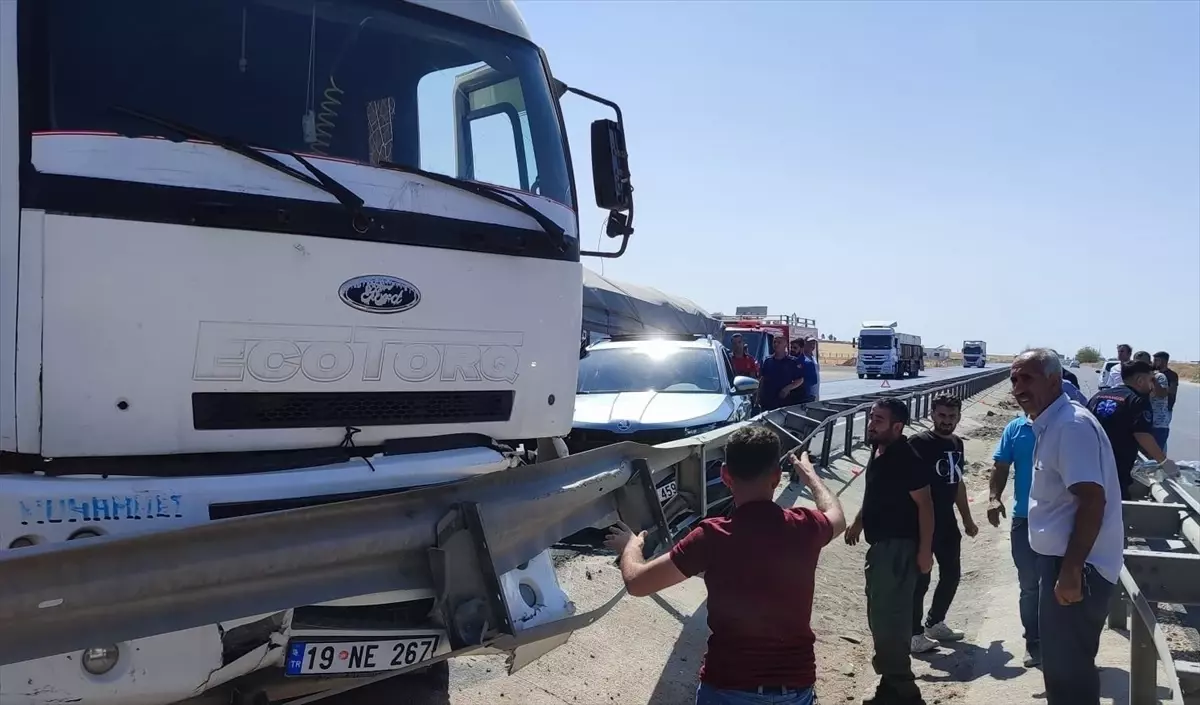 Mardin'de tırın otomobile çarpması sonucu 2 kişi yaralandı