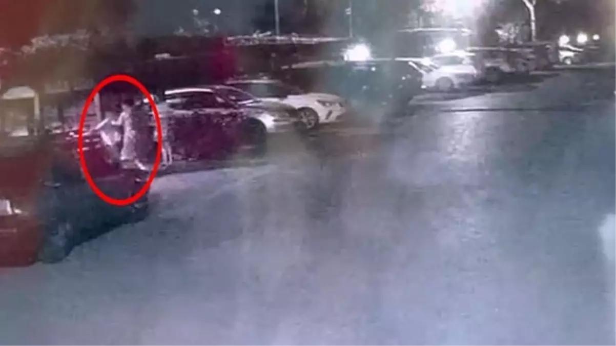 Öfkeli kadın, oğluyla oynamayan çocuğun boğazını sıktı! O anlar saniye saniye kamerada