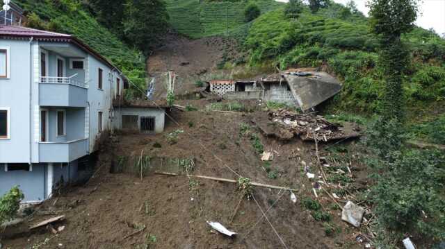 Rize'de etkili olan yağış nedeniyle dere taştı! 28 kişinin yaşadığı 11 ev tahliye edildi, bazı evler yıkıldı