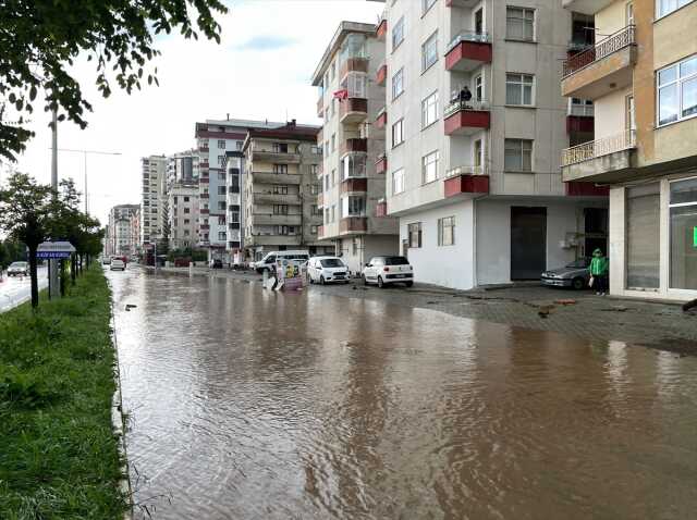 Rize'de etkili olan yağış nedeniyle dere taştı! 28 kişinin yaşadığı 11 ev tahliye edildi, bazı evler yıkıldı