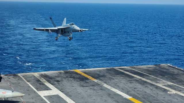 Selçuk Bayraktar ABD'ye ait dünyanın en büyük uçak gemisine konuk oldu Selçuk Bayraktar ABD'ye ait dünyanın en büyük uçak gemisine konuk oldu