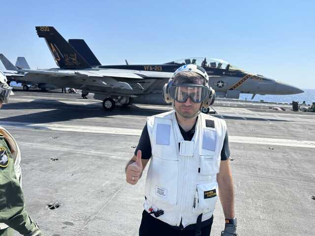 Selçuk Bayraktar ABD'ye ait dünyanın en büyük uçak gemisine konuk oldu Selçuk Bayraktar ABD'ye ait dünyanın en büyük uçak gemisine konuk oldu