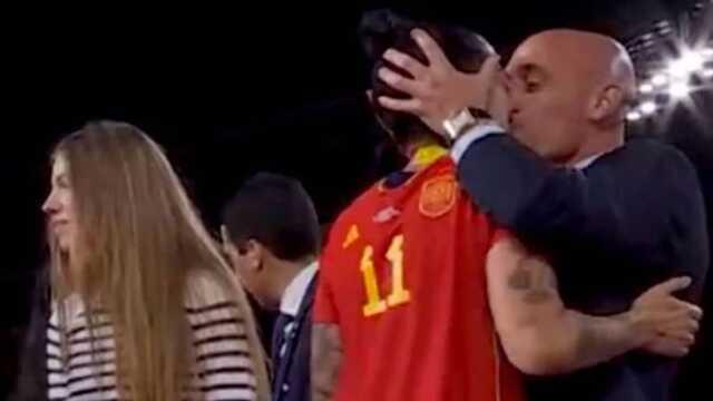 Seremonide kadın futbolcuyu dudağından öpen federasyon başkanı geri adım atmıyor: İstifa etmeyeceğim Seremonide kadın futbolcuyu dudağından öpen federasyon başkanı geri adım atmıyor: İstifa etmeyeceğim