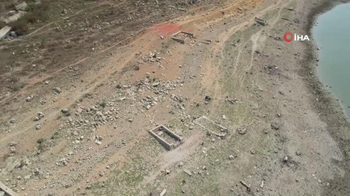 Sular çekildi, tarihi Şamlar Mahallesi'ndeki asırlık mezar ortaya çıktı