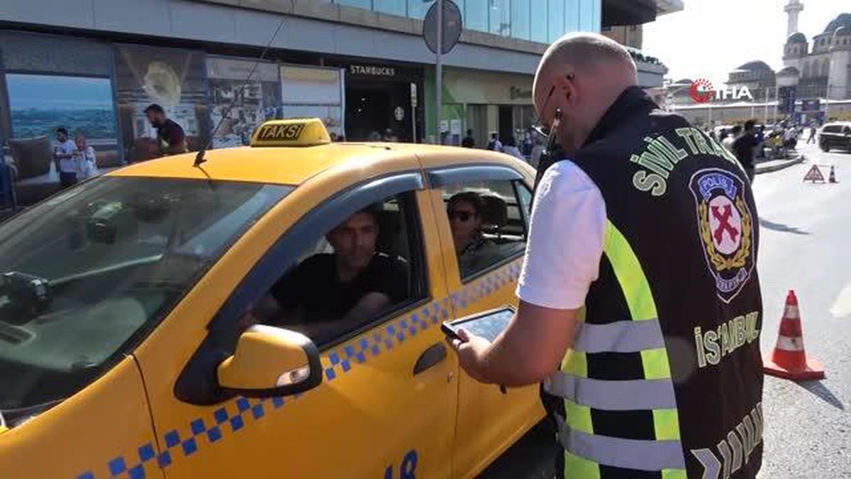 Taksim'de ticari taksi denetimi: Kemer takmayan şoförlere ceza yağdı