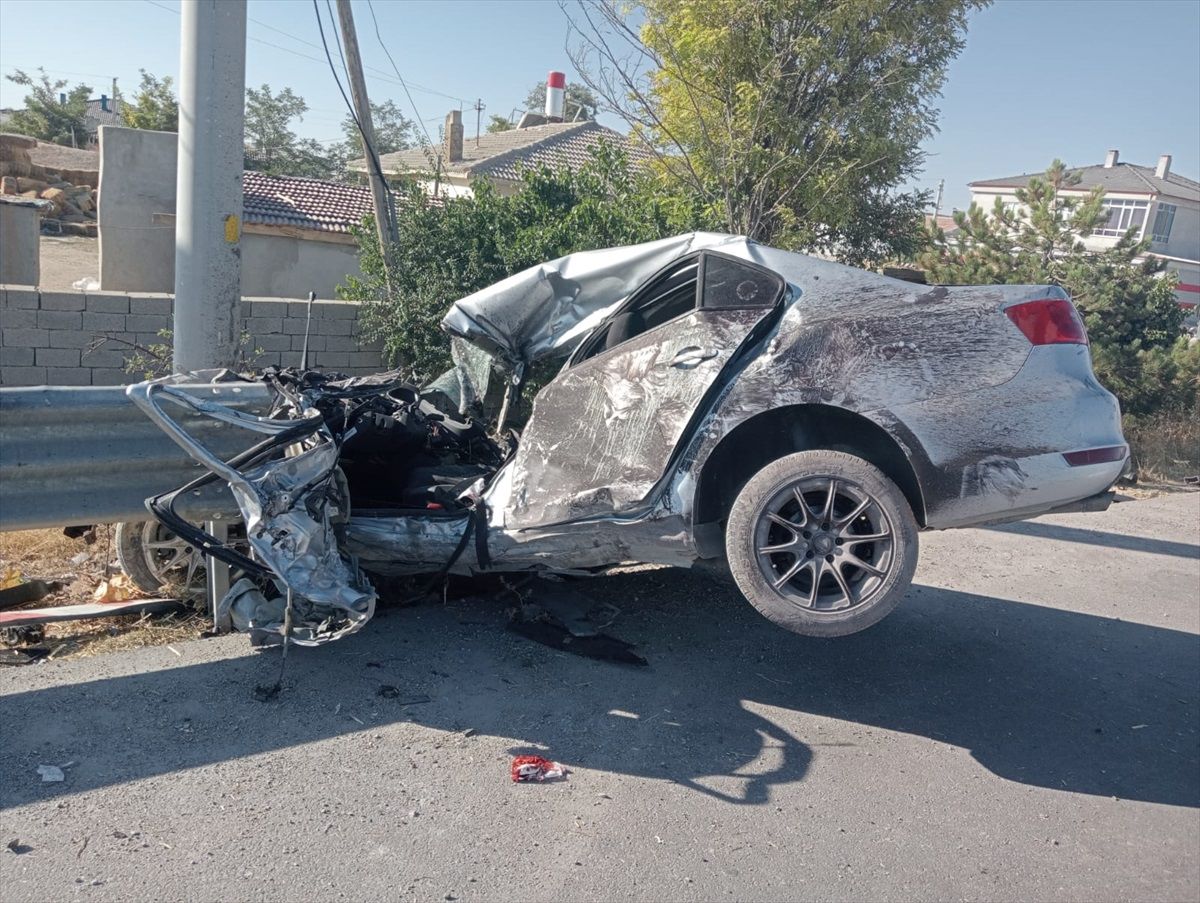 Aksaray'da Bariyerlere Çarpan Otomobilin Sürücüsü Hayatını Kaybetti