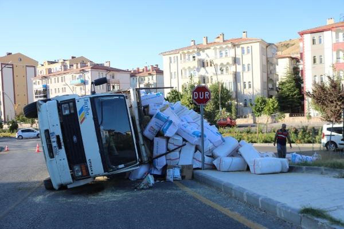 Nevşehir'de Saman Yüklü Kamyon Devrildi