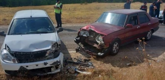 Uşak'ta Otomobil Çarpışması: 3 Kişi Yaralandı