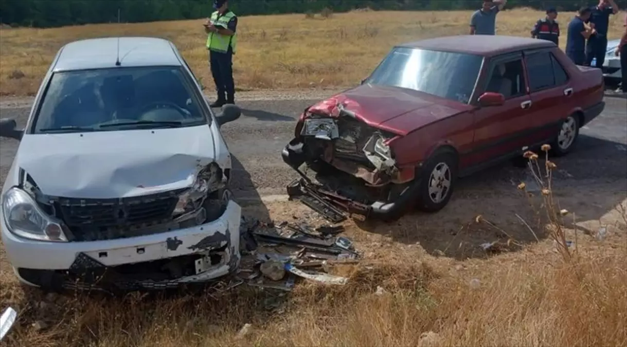 Uşak'ta Otomobil Çarpışması: 3 Kişi Yaralandı