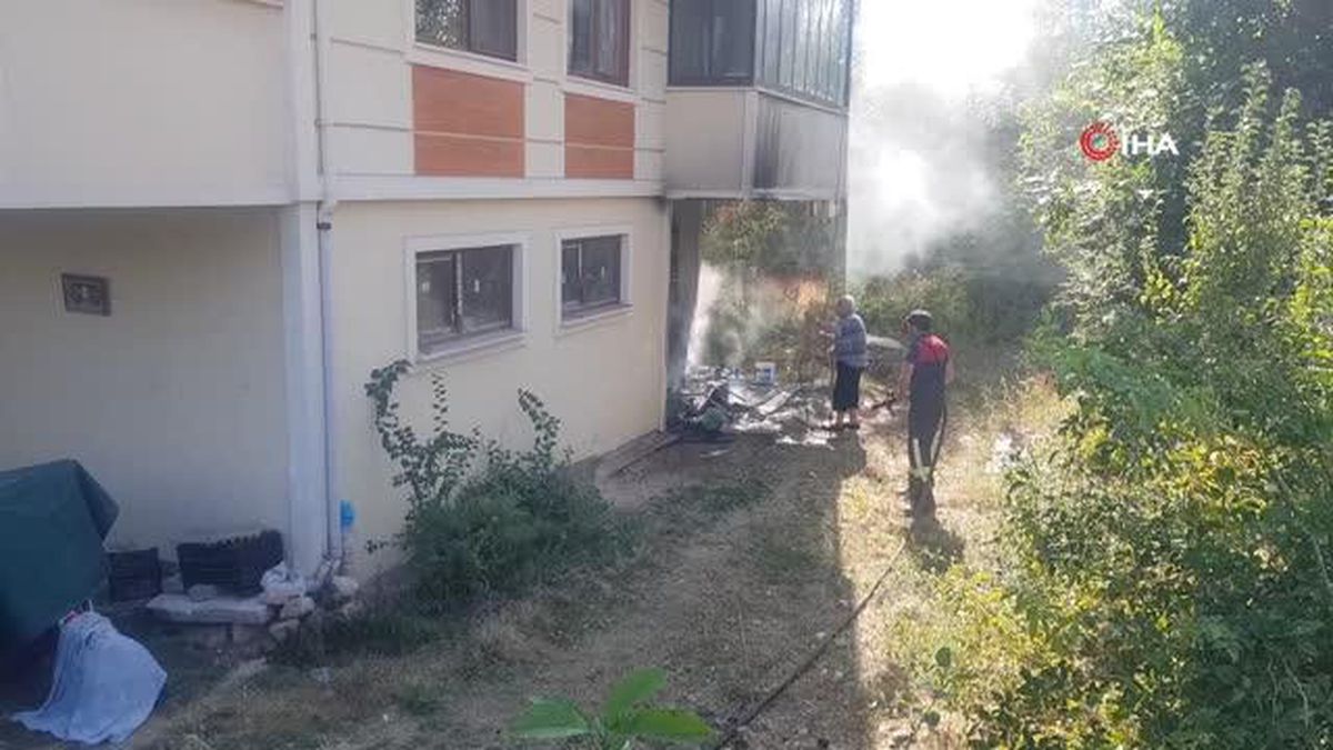 Araç lastikleri alev aldı... Yangın apartmana sıçramadan vatandaşlar tarafından söndürüldü