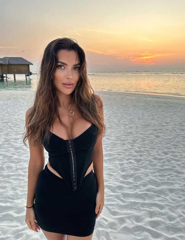 Aşk Adası'nın yıldızı Ekin Su Cülcüloğlu'nun bindiği uçağın motoru alev aldı Aşk Adası'nın yıldızı Ekin Su Cülcüloğlu'nun bindiği uçağın motoru alev aldı