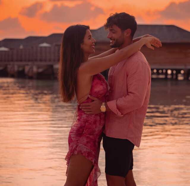 Aşk Adası'nın yıldızı Ekin Su Cülcüloğlu'nun bindiği uçağın motoru alev aldı Aşk Adası'nın yıldızı Ekin Su Cülcüloğlu'nun bindiği uçağın motoru alev aldı