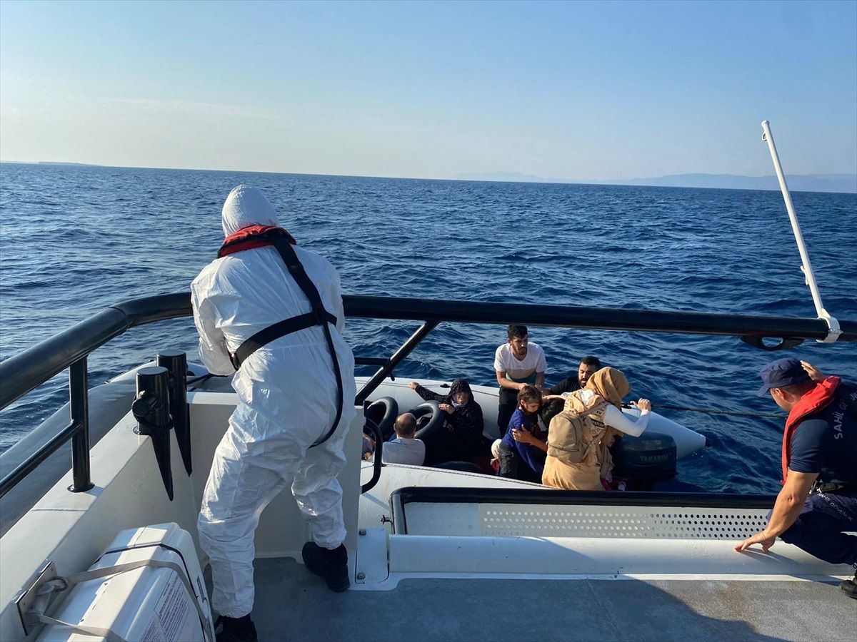 Ayvalık açıklarında 19 düzensiz göçmen kurtarıldı