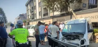 Düzce'de hafif ticari araç ile otomobilin çarpışması sonucu 1'i bebek 5 kişi yaralandı
