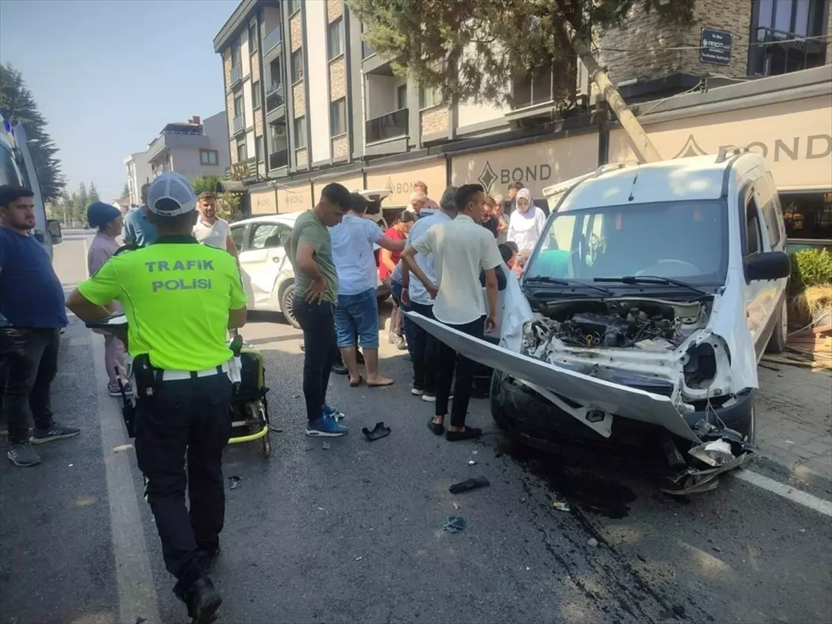 Düzce'de hafif ticari araç ile otomobilin çarpışması sonucu 1'i bebek 5 kişi yaralandı