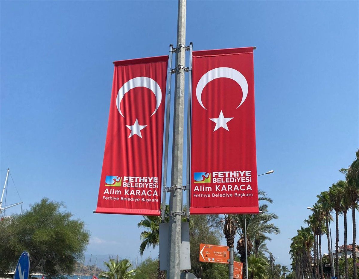Fethiye'de Belediye Başkanının Adının Bulunduğu Bayraklar Reklam Panolarına Asıldı