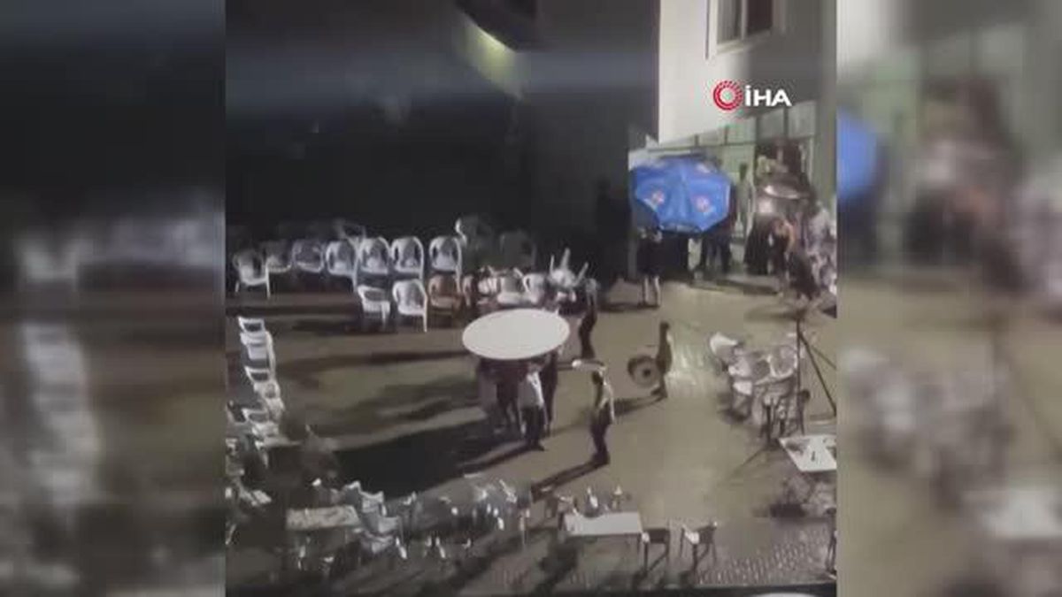 Halay sevdası yağmur dinlemedi: Masa ve sandalyelerle böyle halay çektiler