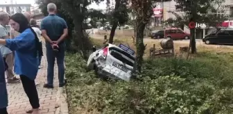Hız yaptı, park halindeki sürücü kursu aracına çarptı: 1 yaralı