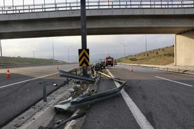 Ön camdan giren bariyerde 10 metre sürüklenen otomobil 2 kişiye mezar oldu Ön camdan giren bariyerde 10 metre sürüklenen otomobil 2 kişiye mezar oldu
