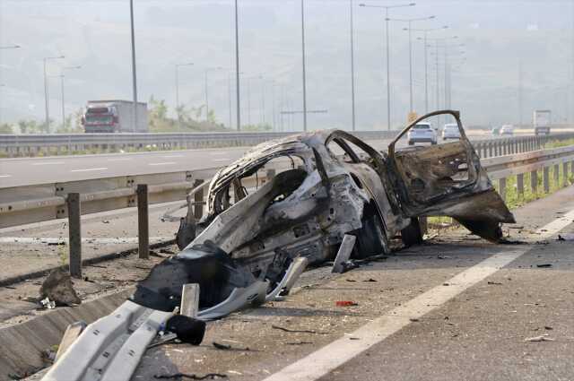 Ön camdan giren bariyerde 10 metre sürüklenen otomobil 2 kişiye mezar oldu Ön camdan giren bariyerde 10 metre sürüklenen otomobil 2 kişiye mezar oldu