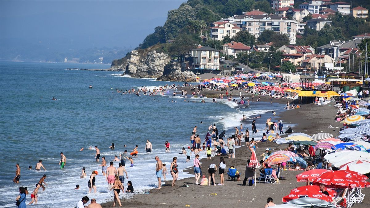 Akçakoca'da Sıcak Havadan Bunalanlar Plajlara Akın Etti