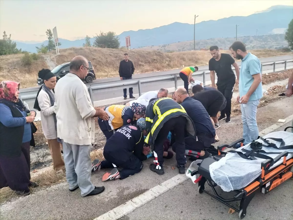 Tokat'ın Erbaa ilçesinde otomobil refüje devrildi, 4 kişi yaralandı
