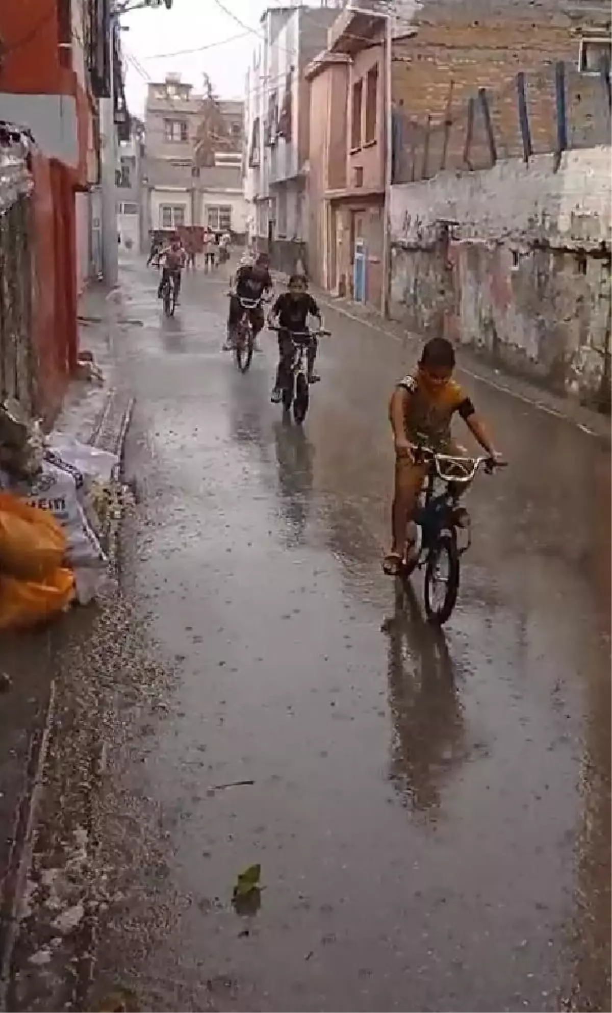 Adana'da Yağmur Çocukları Sevindirdi