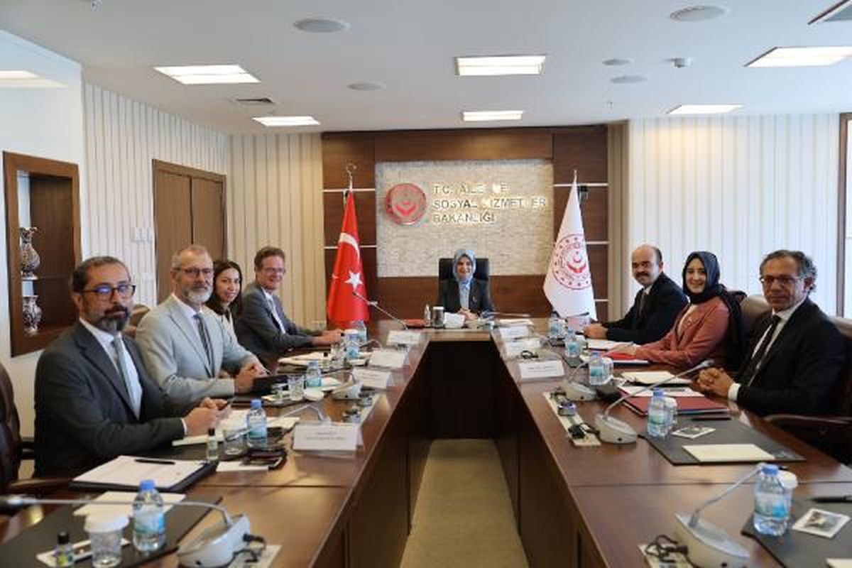 AİLE ve Sosyal Hizmetler Bakanı Mahinur Özdemir Göktaş, AB Türkiye Delegasyon Başkanı Nikolaus Meyer-Landrut'u kabul etti