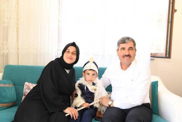 Başkan Asya, depremden sağ kurtulan Ömer Yiğit'in kirvesi oldu