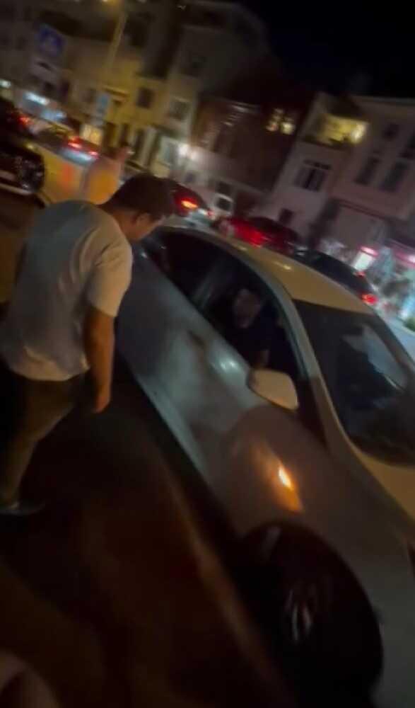 Beşiktaş'ta müşteri sandığı polisten otopark ücreti isteyen değnekçi suçüstü yakalandı Beşiktaş'ta müşteri sandığı polisten otopark ücreti isteyen değnekçi suçüstü yakalandı