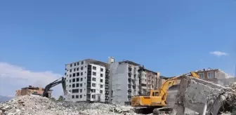 Hatay'da Deprem Sonrası Yıkım Çalışmaları Devam Ediyor