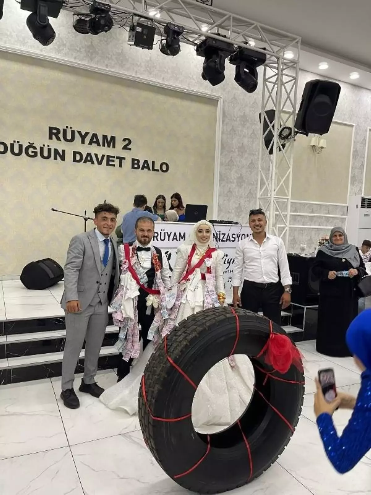 Düğünde TIR şoförü damada TIR lastiği takıldı