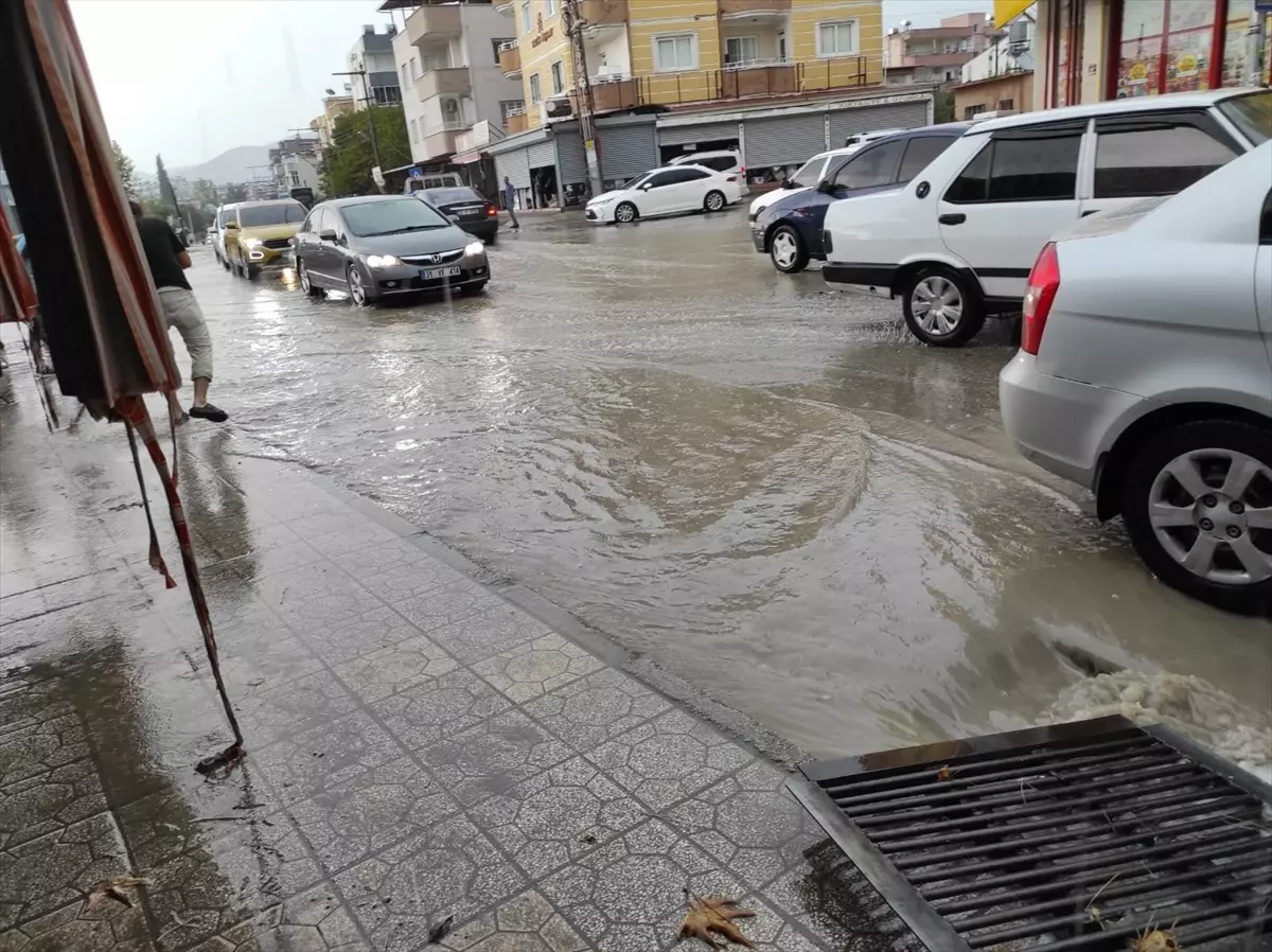 Erzin'de sağanak etkili oldu