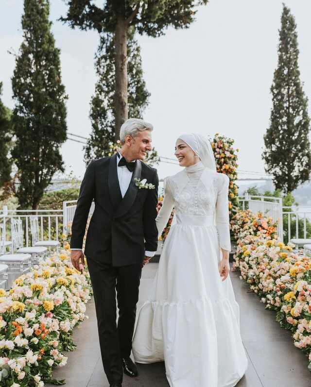 Güldür Güldür Show'un Mesut'u Uğur Bilgin, İrem Uslu ile evlendi! Bilgin'in serenadı düğüne damga vurdu Güldür Güldür Show'un Mesut'u Uğur Bilgin, İrem Uslu ile evlendi! Bilgin'in serenadı düğüne damga vurdu