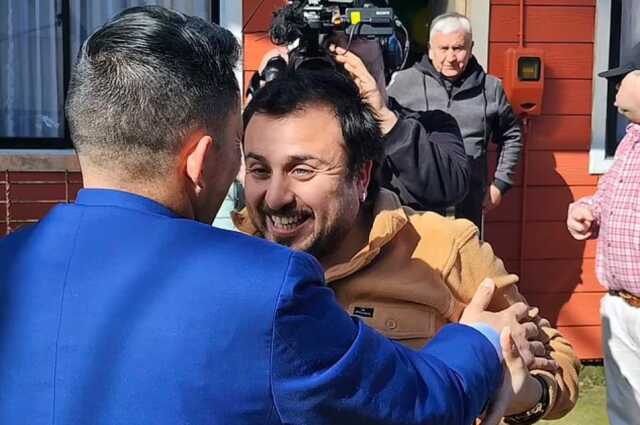 Hastane çalışanlarının çocuk kaçakçılarına satman için annesine öldü dedikleri adam 42 yıl sonra annesi ile buluştu